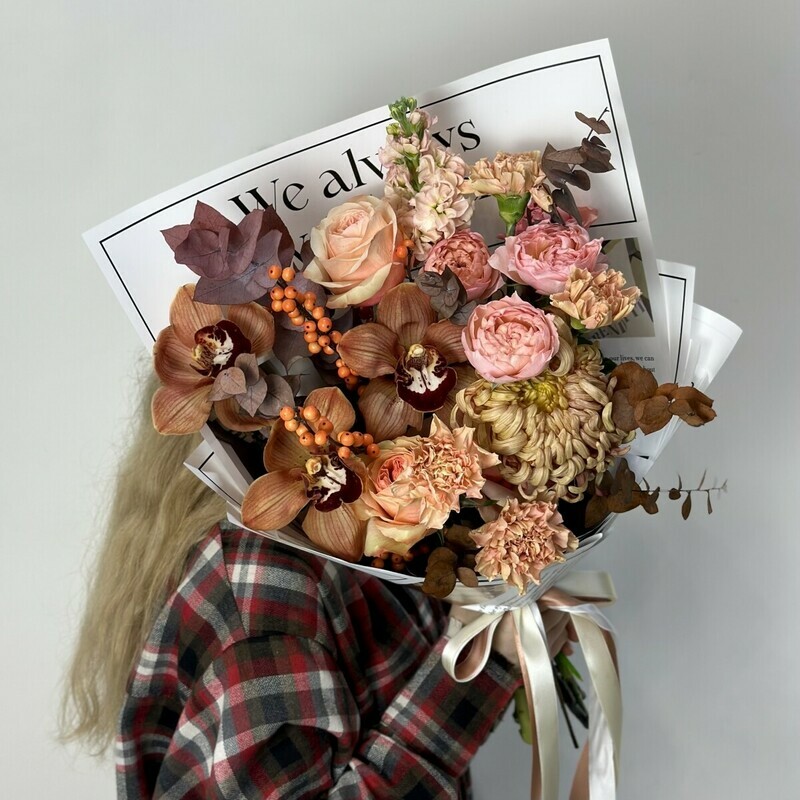 Авторский букет с орхидеями, розой Джульеттой, илексом,  «Спелый персик с нотами корицы », стандартный