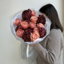 Авторский букет с пионовидной розой Кахала и хризантемой Бигуди