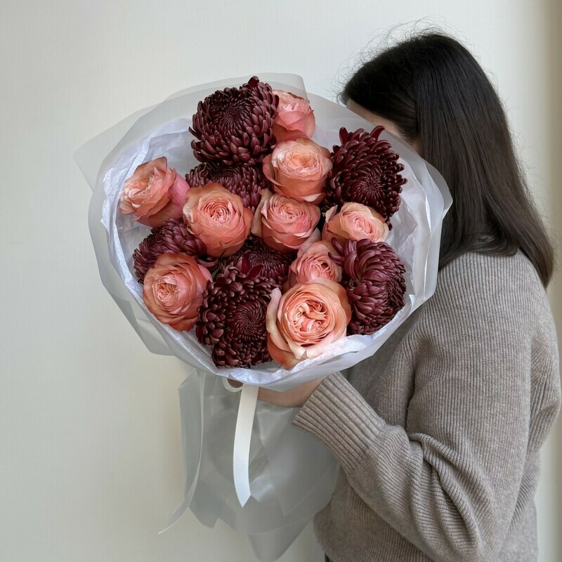 Авторский букет с пионовидной розой Кахала и хризантемой Бигуди, стандартный