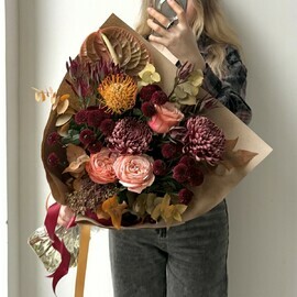 Avtorskij buket «SHarm blagorodnogo bordo» s anturiumom, Santini, pionovidnoj rozoj, nutanom