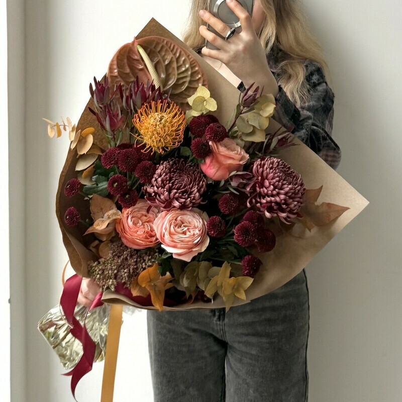 Avtorskij buket «SHarm blagorodnogo bordo» s anturiumom, Santini, pionovidnoj rozoj, nutanom, standart