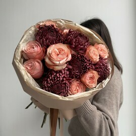 Avtorskij buket s hrizantemami Bigudi i rozami Kahala