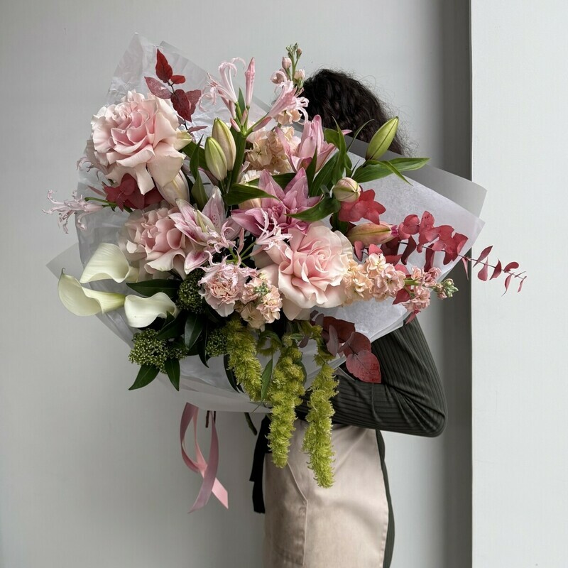 Avtorskij buket s liliej, kallami, amarantom, mattioloj, standart