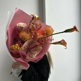 Стойкий интерьерный букет с ветками илекса, каллами, антуриумом, нутаном и листьями эвкалипта