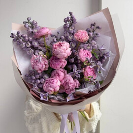 Букет с пионами, дельфиниумом и клематисом