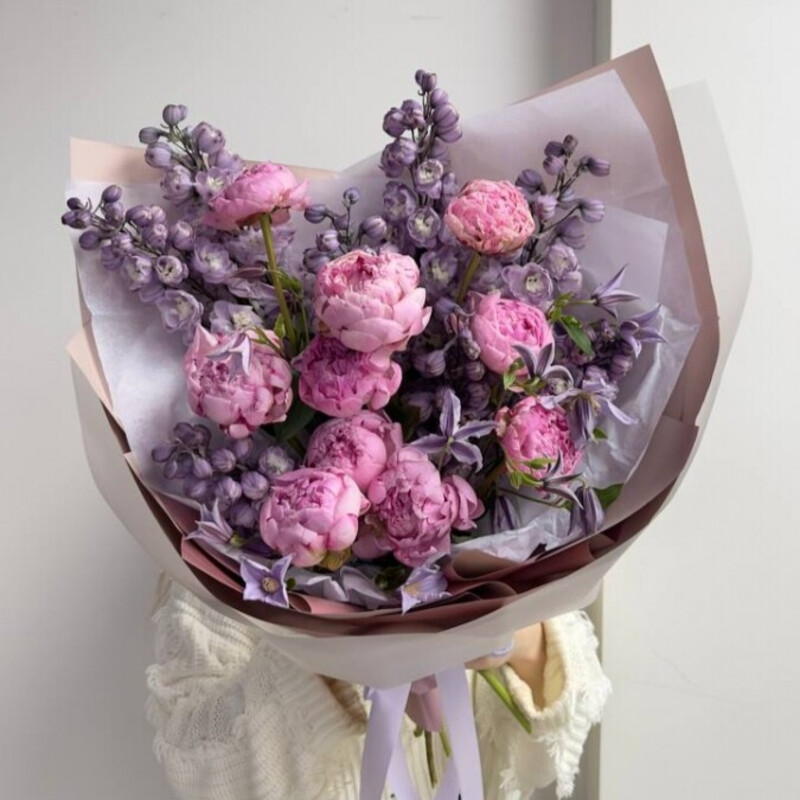 Букет с пионами, дельфиниумом и клематисом, премиум