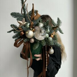 Novogodnyaya kompozitciya s nobilisom v barhatnoj shlyapnoj korobke