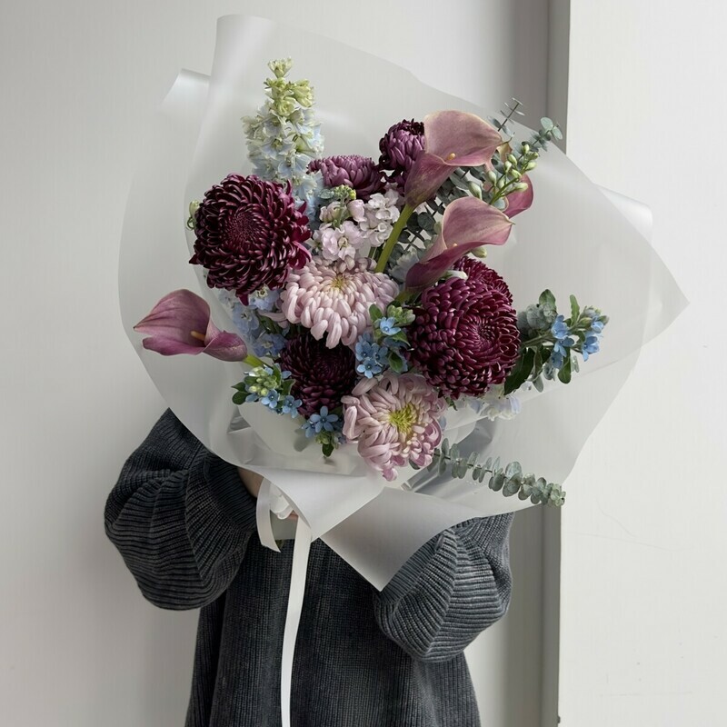 Нежный букет с сезонными хризантемами, незабудками, дельфиниумом, каллами, маттиолой, стандартный