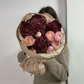 Avtorskij buket s kustovoj pionovidnoj rozoj Dzhul_ettoj i hrizantemami Bigudi