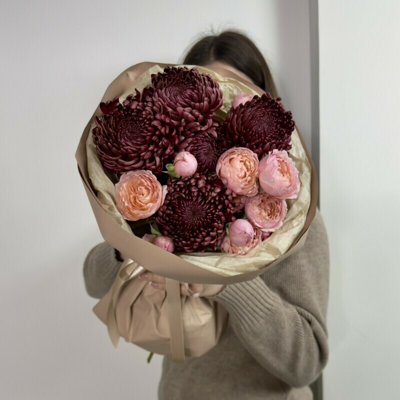 Авторский букет с кустовой пионовидной розой Джульеттой и хризантемами Бигуди, стандартный
