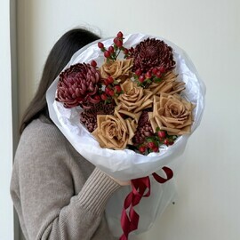 Авторский букет с гиперикумом, с хризантемой Бигуди и розой бариста