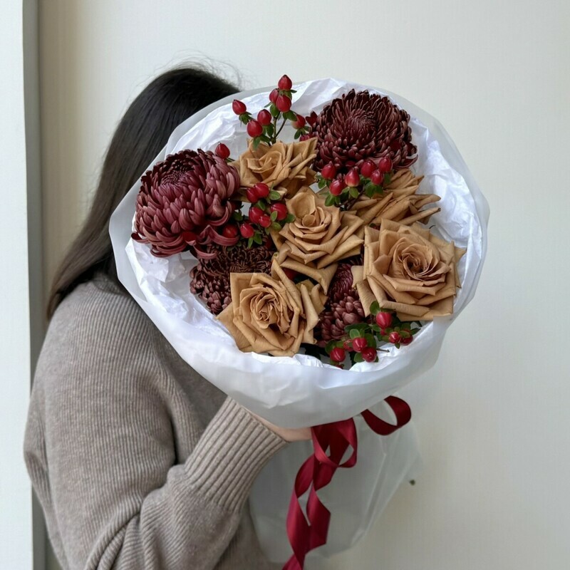 Авторский букет с гиперикумом, с хризантемой Бигуди и розой бариста, стандартный