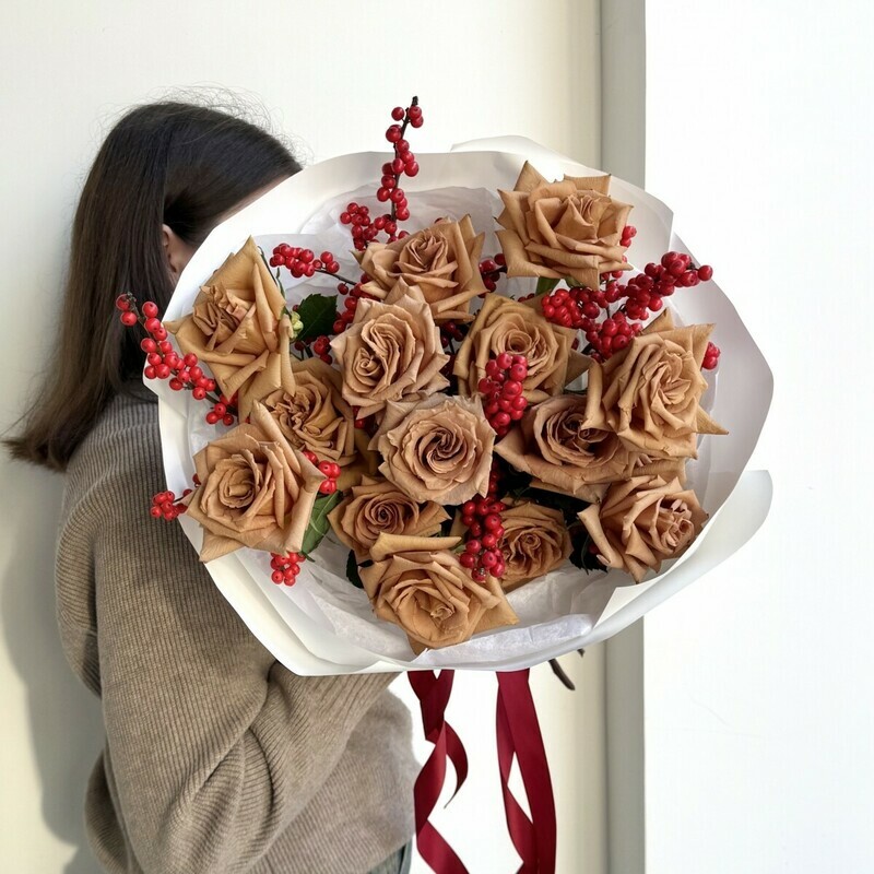 Авторский букет с илексом и кофейной розой Бариста, стандартный