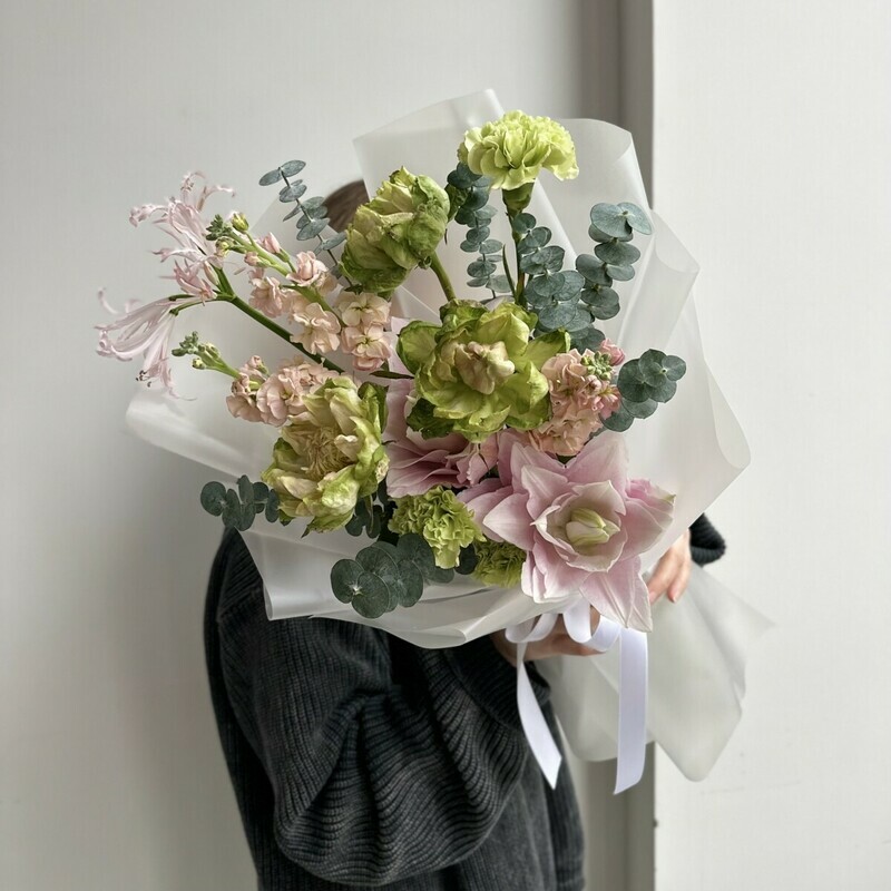 Avtorskij buket s nezhnoj liliej Sara Bernar, rozoj Veggi, aromatnoj mattioloj i nerine, standart