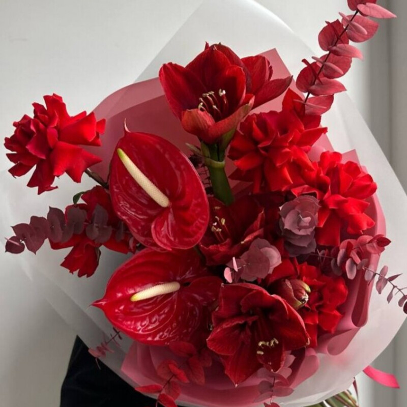 Авторский красный букет с амариллисами, антуриумами и французскими розами, стандартный