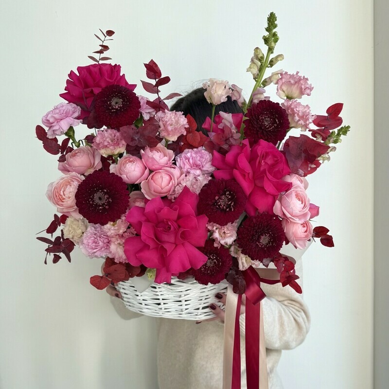 Avtorskaya korzina «Noktyurn v malinovom sadu» s germini, aromatnoj rozoj, eustomoj, standart