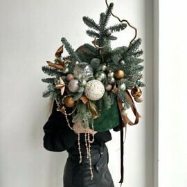 Novogodnyaya kompozitciya s nobilisom i elochnimi igrushkami v barhatnoj shlyapnoj korobke