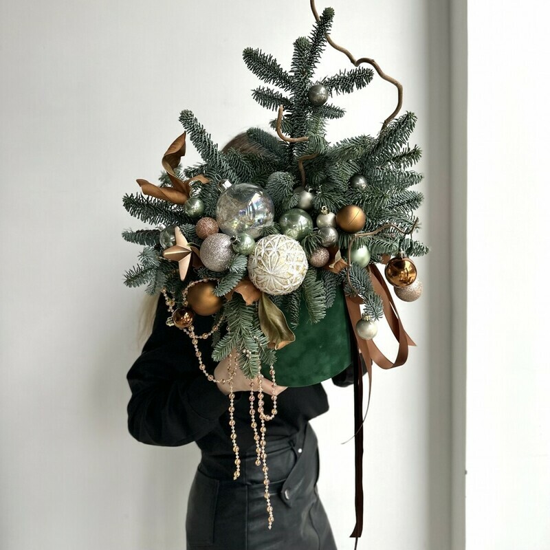 Новогодняя композиция с нобилисом и елочными игрушками в бархатной шляпной коробке, стандартный