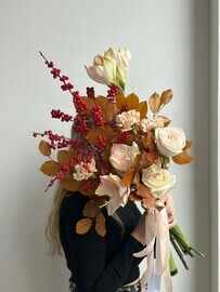 Авторский букет с изящными амариллисами, ветками илекса и пионовидными розами 