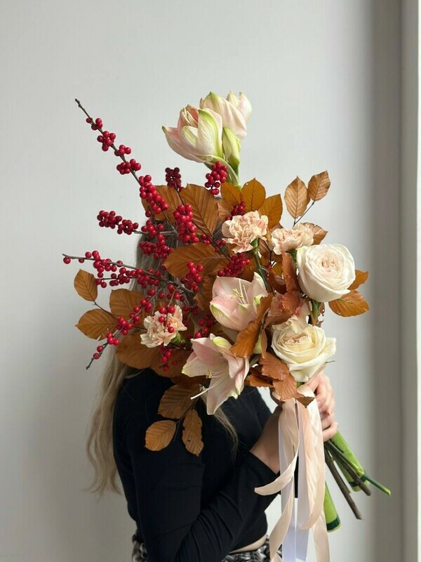 Avtorskij buket s izyashnimi amarillisami, vetkami ileksa i pionovidnimi rozami, standart