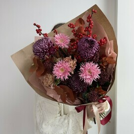 Яркий авторский букет со стойкими Герберами, хризантемой бигуди, ветками Илекса и скиммией