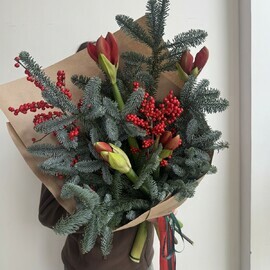Авторский букет с нобилисом , илексом, амариллисом