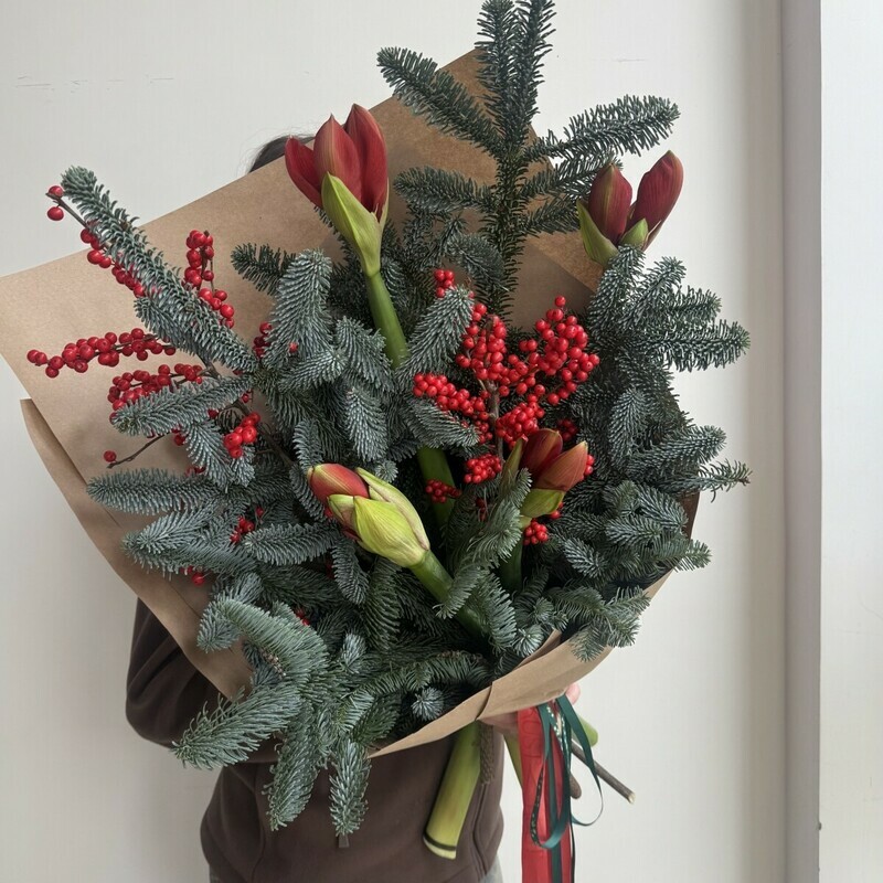 Авторский букет с нобилисом , илексом, амариллисом, стандартный