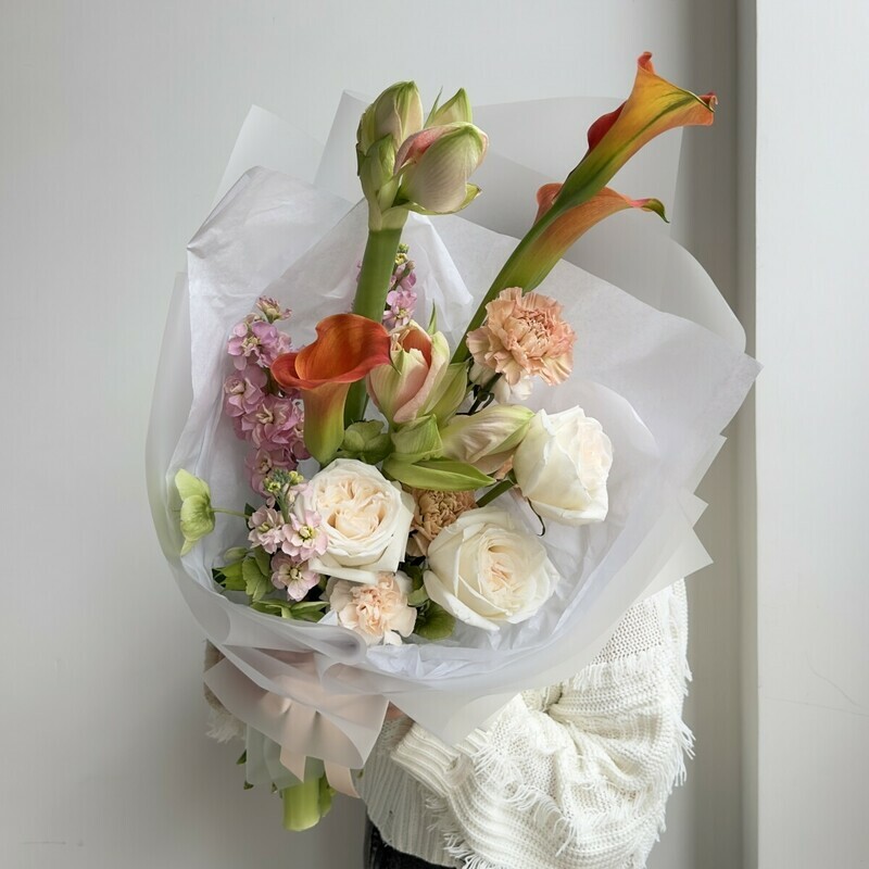 Avtorskij sbornij buket s amarillisami, kallami, mattioloj, pionovidnimi rozami, standart