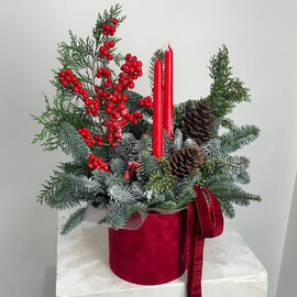 Хвойная композиция в красной бархатной коробке со свечами