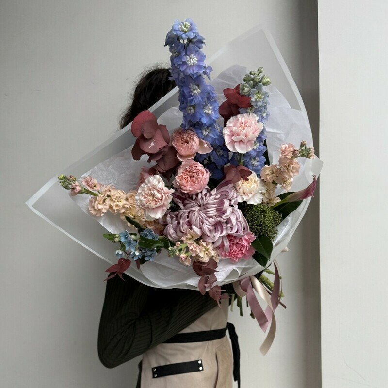 Авторский букет с дельфиниумом, маттиолой, пионовидной розой, оксипеталумом, стандартный