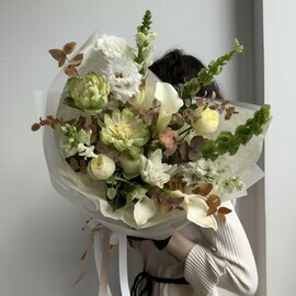 Avtorskij buket s rozoj Veggi, kallami, liliyami, eustomoj, mattioloj