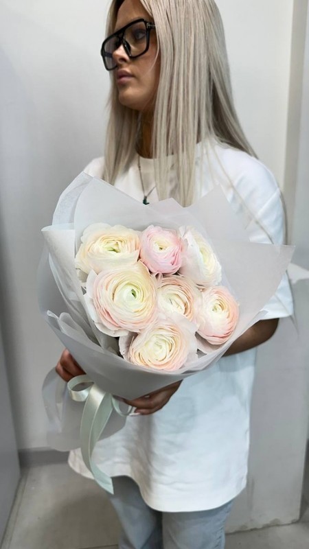 Buket iz  ranunkulyusov, mono buket iz 7 ranunkulyusov