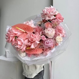 WOW - buket s frantcuzskimi rozami, Anturiumami, pionami i Dzhul_ettoj