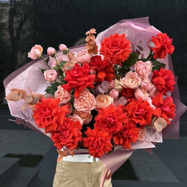 Avtorskij buket s osennim evkaliptom, frantcuzskoj rozoj Nina i pionovidnoj rozoj Dzhul_etta