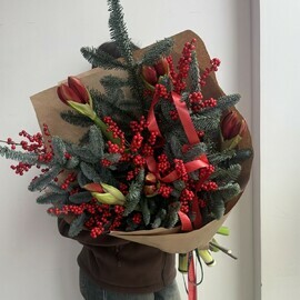 Avtorskij buket s aromatnoj hvoej nobilisa, yagodami ileksa, i fantasticheskimi amarillisom