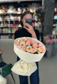 Букет из роз и нарцисса