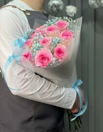 Букет розовых роз и гипсофилы