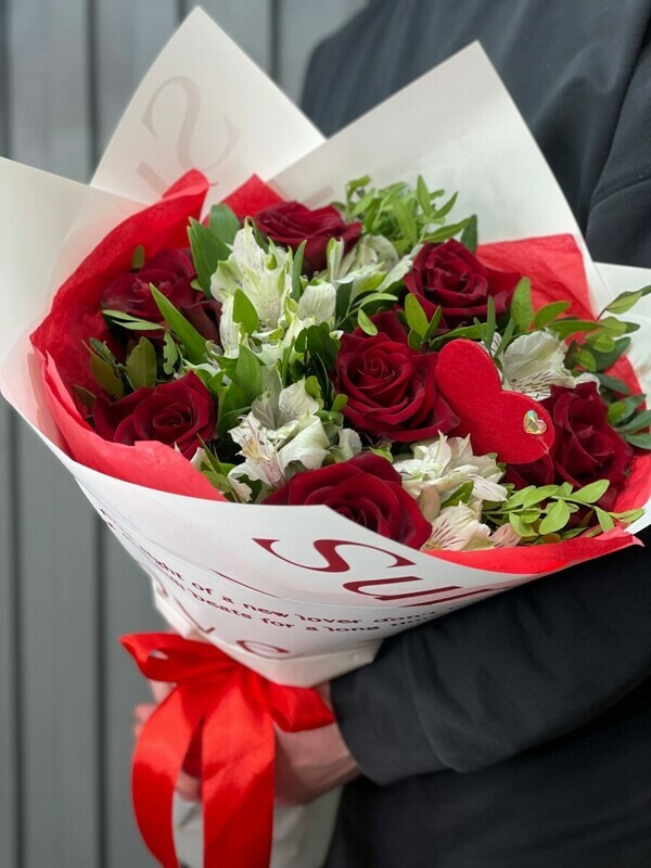Букет с красной розой и альстрамериями, премиум