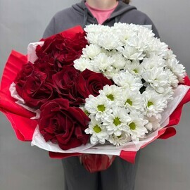 Red rose and chamomile chrysanthemum 