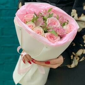 Buket iz rozovoj rozi i al_stromerii