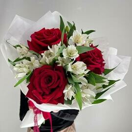 Букет красная французская роза и белая альстромерия