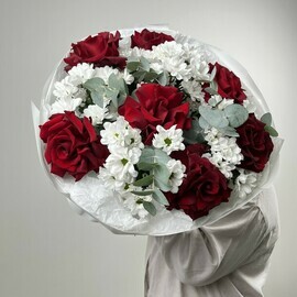 Buket iz krasnoj frantcuzskoj rozi i hrizantemi bol_shoj romashki