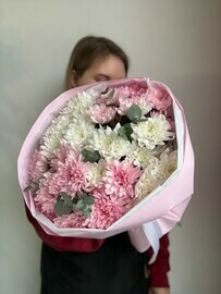 Букет из хризантем с эвкалиптом