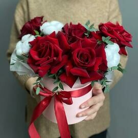 Коробка с красными розами, эвкалиптом и хлопком