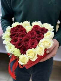 Букет из 29 роз в виде сердечко 