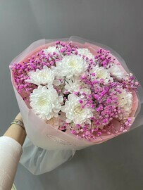 Bouquet of chrysanthemum and gypsophila