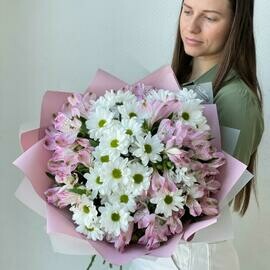 Стойкий букет хризантем с альстромерией