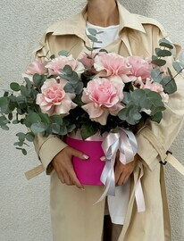 Delicate French roses in a hatbox