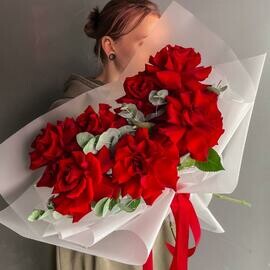 Bol_shie krasnie rozi s evkaliptom