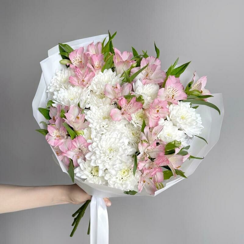 Нежный букет кустовая хризантема и розовая альстромерия, стандартный